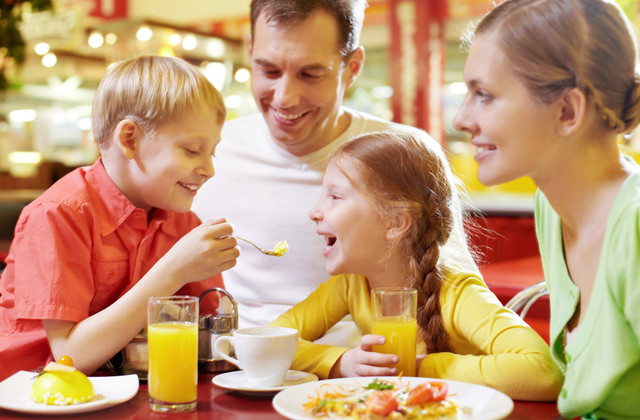 family-eating-at-restaurant