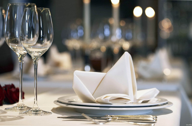 desk-restaurant-wine-glasses-plates-flowers-roses-full-hd